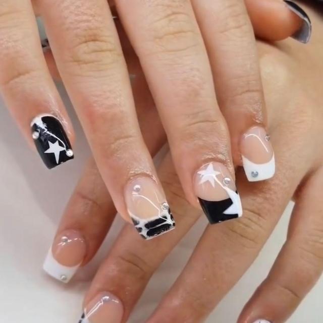Black-and-white French set with star accents