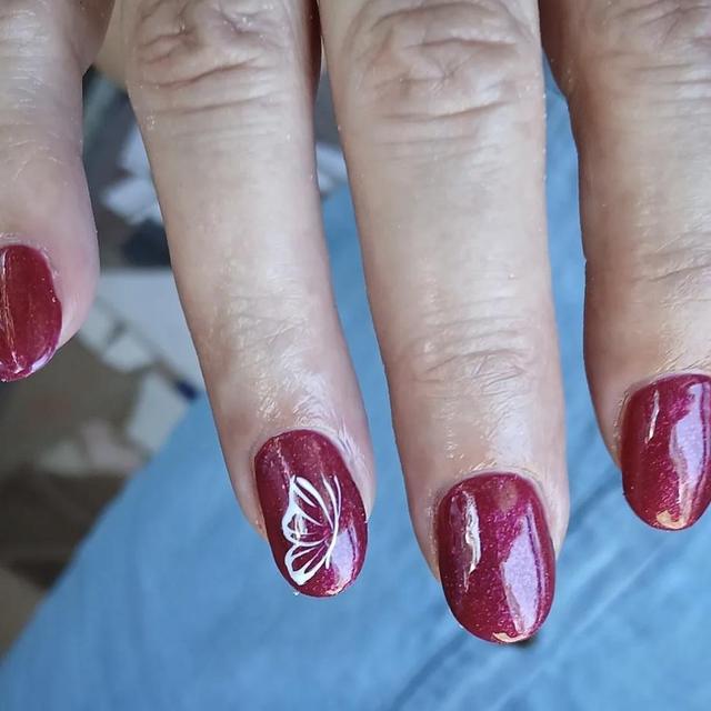 Burgundy nails with white leaf detail